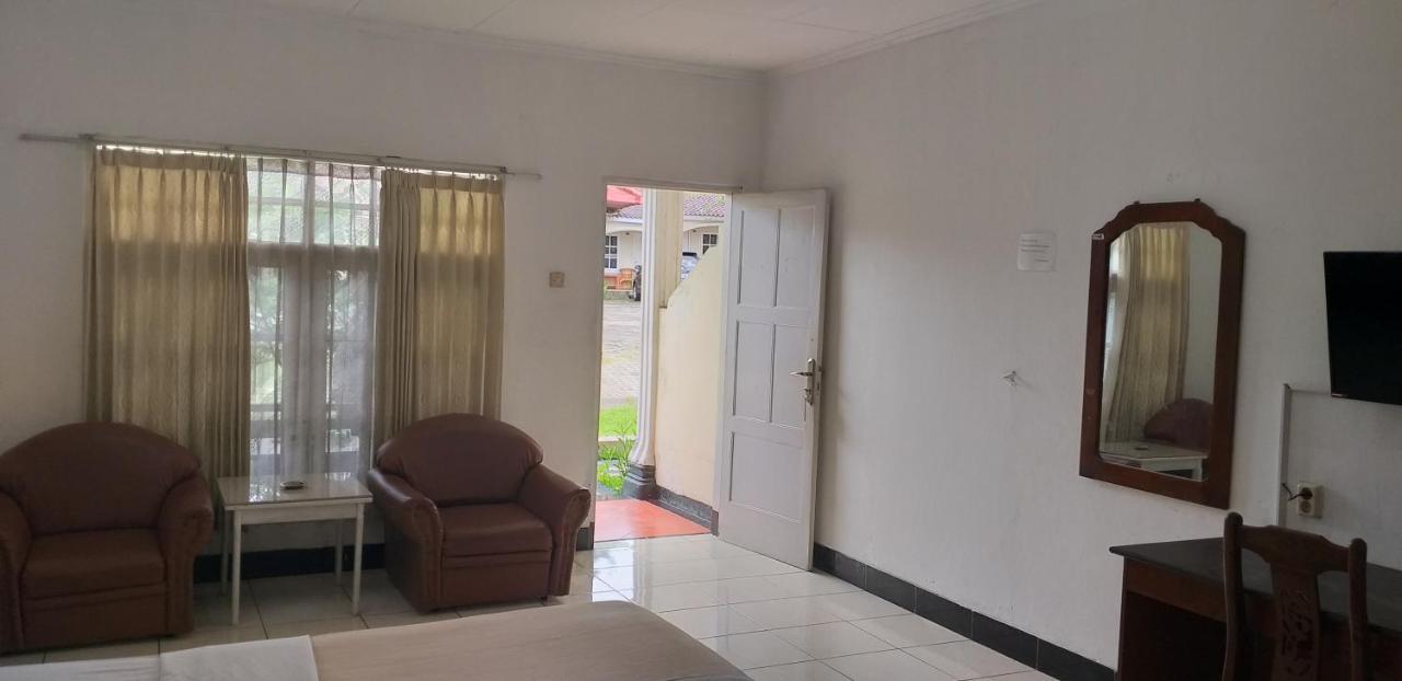 Intan Hotel Purwakarta Luaran gambar